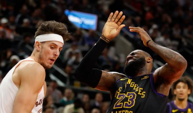 fb体育-湖人患上浓眉依赖症！没他防守稀烂 哈姆再受质疑