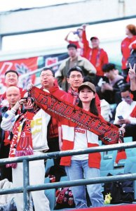 成都蓉城女球迷白芸:哪场不去都觉得可惜|客场|成都蓉城足球俱乐部|足协|亚冠|贝克汉姆_新浪体育_新浪新闻